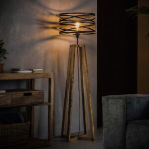 Die KAWOLA Stehleuchte DALIAN bringt zeitgenössisches Design und elegante Funktionalität in jeden Raum. Ihr gedrehter Metallschirm