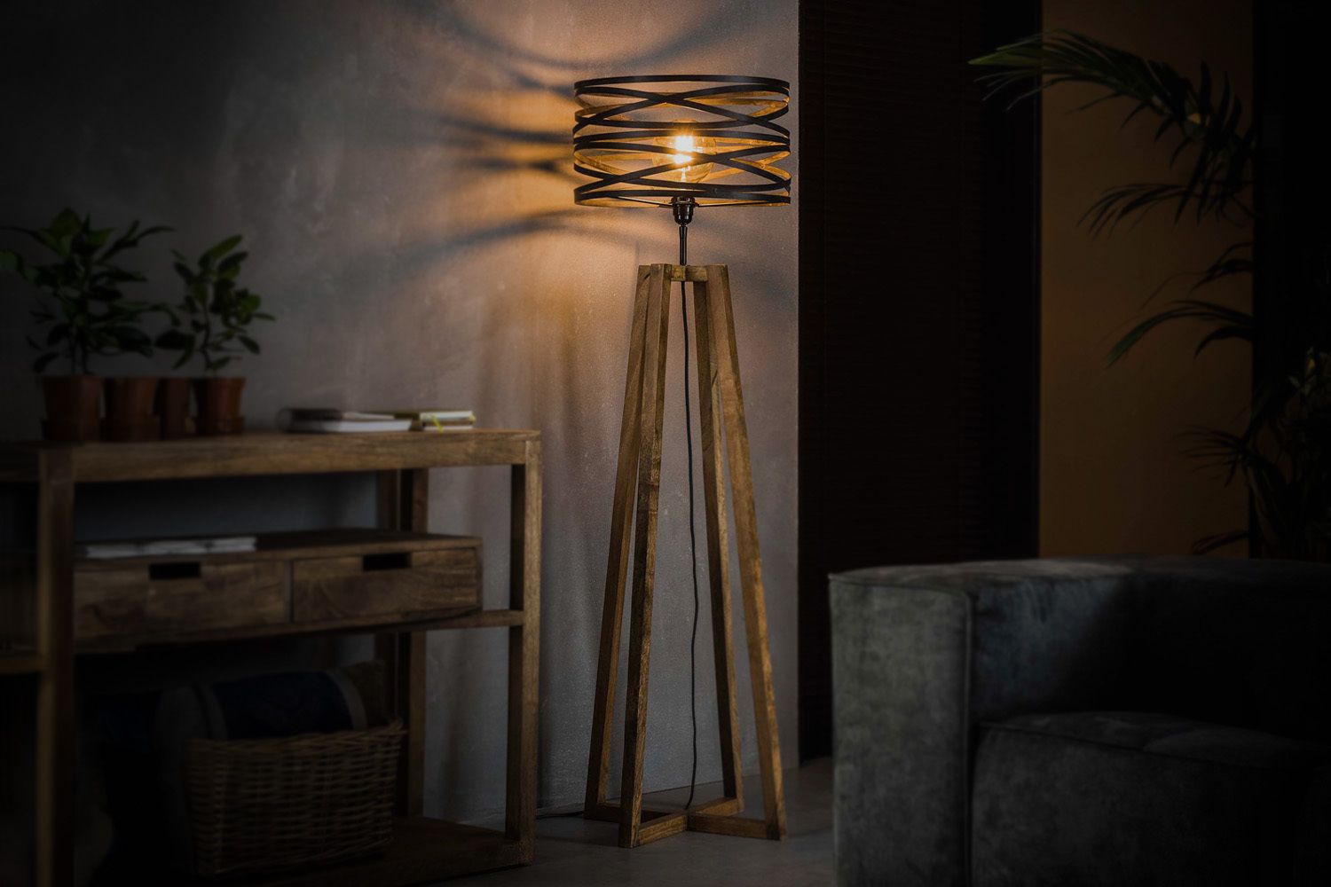 Die KAWOLA Stehleuchte DALIAN bringt zeitgenössisches Design und elegante Funktionalität in jeden Raum. Ihr gedrehter Metallschirm