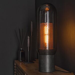 Die KAWOLA Tischleuchte TRIEST vereint modernes Design mit eleganter Funktionalität. Der Schirm aus mundgeblasenem Rauchglas verleiht der Lampe ein trendiges und stilvolles Aussehen. Innerhalb des ...