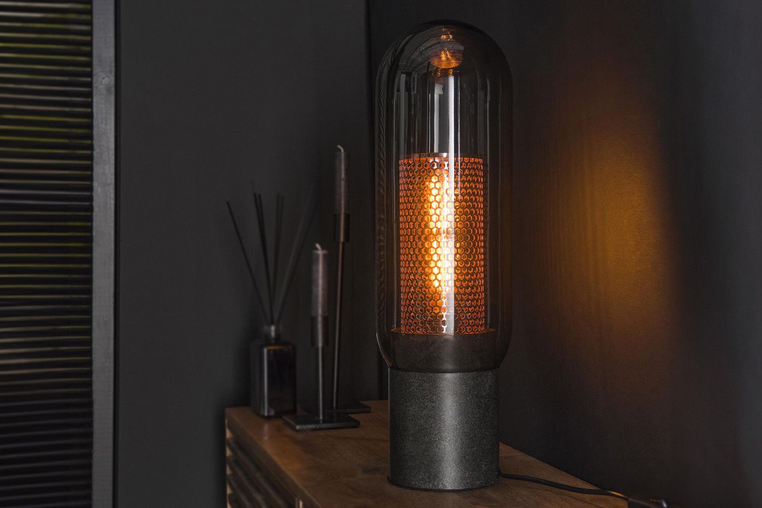 Die KAWOLA Tischleuchte TRIEST vereint modernes Design mit eleganter Funktionalität. Der Schirm aus mundgeblasenem Rauchglas verleiht der Lampe ein trendiges und stilvolles Aussehen. Innerhalb des ...