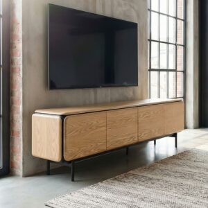 Das Lowboard AVRIL von KAWOLA verbindet modernes Design mit funktionaler Raffinesse und wird zum stilvollen Mittelpunkt Ihres Wohnbereichs. Die klar strukturierte Front mit vier griff­losen Türen w...