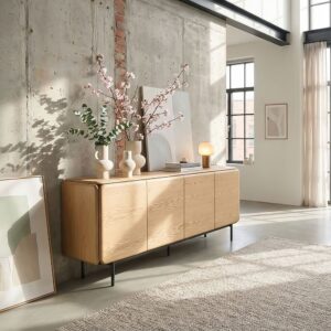 Das Sideboard AVRIL von KAWOLA überzeugt durch seine klare Formensprache und eine harmonische Kombination aus moderner Eleganz und funktionaler Raffinesse. Die grifflose Front mit vier Türen wirkt ...