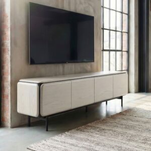 Das Lowboard AVRIL von KAWOLA verbindet modernes Design mit funktionaler Raffinesse und wird zum stilvollen Mittelpunkt Ihres Wohnbereichs. Die klar strukturierte Front mit vier grifflosen Türen w...