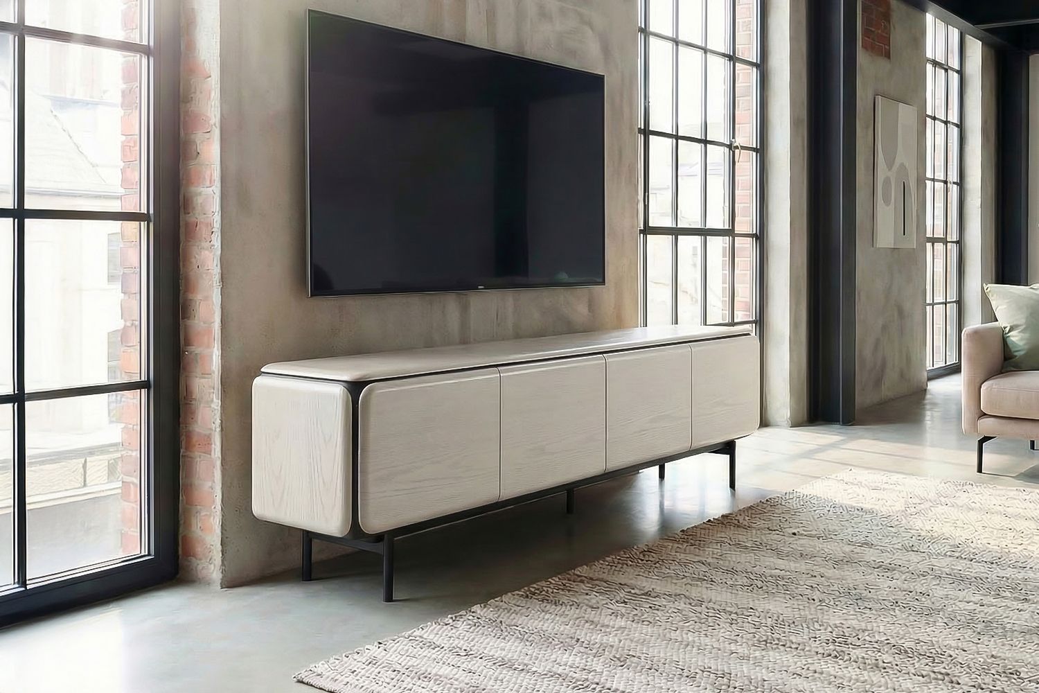 Das Lowboard AVRIL von KAWOLA verbindet modernes Design mit funktionaler Raffinesse und wird zum stilvollen Mittelpunkt Ihres Wohnbereichs. Die klar strukturierte Front mit vier grifflosen Türen w...