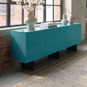 Das Sideboard LYNN von KAWOLA vereint modernes Design mit einer markanten Frontstruktur und klarer Linienführung. Die fein gearbeitete Oberfläche verleiht dem Möbelstück eine besondere Tiefe und ma...