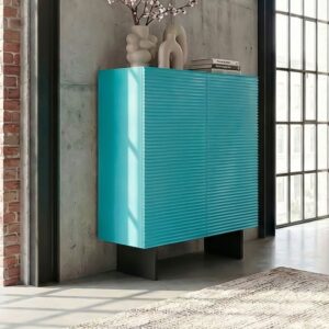 Das Highboard LYNN von KAWOLA setzt mit seiner markanten Strukturfront und der klaren