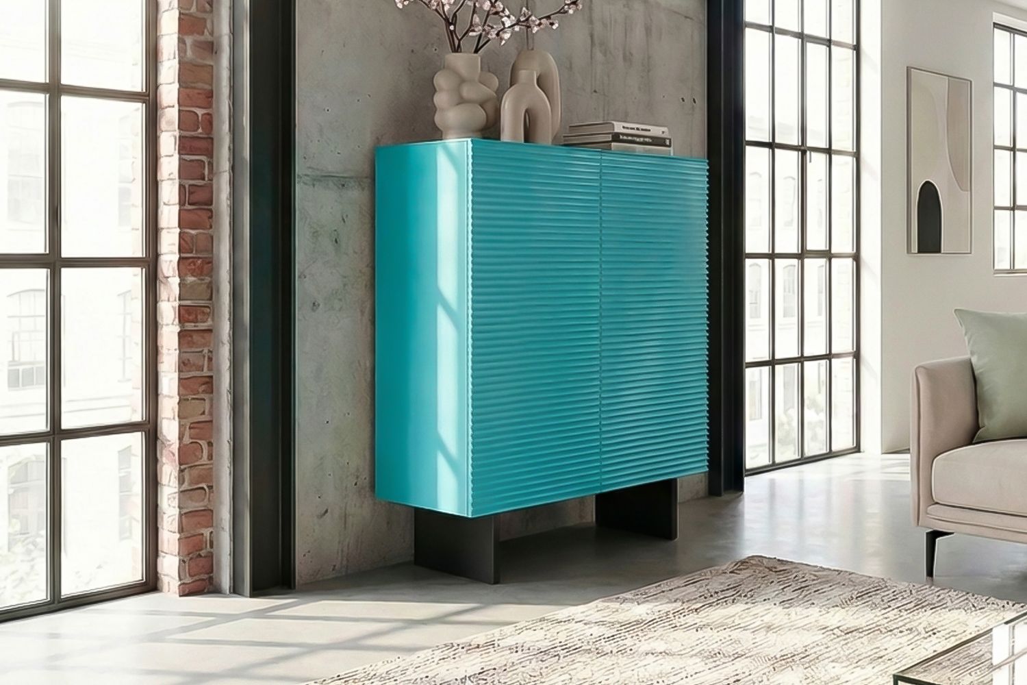 Das Highboard LYNN von KAWOLA setzt mit seiner markanten Strukturfront und der klaren