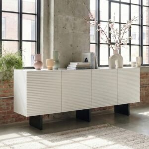 Das Sideboard LYNN von KAWOLA vereint modernes Design mit einer markanten Frontstruktur und klarer Linienführung. Die fein gearbeitete Oberfläche verleiht dem Möbelstück eine besondere Tiefe und ma...