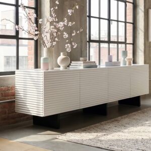 Das Lowboard LYNN von KAWOLA verbindet modernes Design mit funktionaler Raffinesse und wird zur stilvollen Basis für Ihre Medientechnik. Die markante