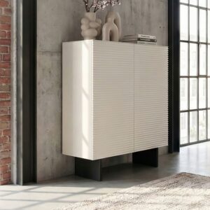 Das Highboard LYNN von KAWOLA setzt mit seiner markanten Strukturfront und der klaren