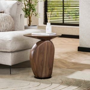 Der Beistelltisch MINOTA von KAWOLA überzeugt durch seine besondere Formgebung und die hochwertige Verarbeitung. Gefertigt aus massivem Akazienholz und mit einem matten braunen Finish versehen stra...