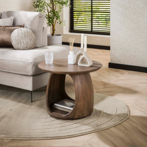 Der Beistelltisch MEVA M von KAWOLA bringt Natürlichkeit und modernes Design perfekt in Einklang. Aus massivem Akazienholz gefertigt und mit einem matten braunen Finish versehen wird die natürliche...