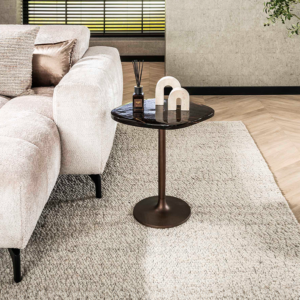 Der Beistelltisch DARI S von KAWOLA bringt Eleganz und Charakter in jeden Wohnraum. Die runde Glasplatte aus gezogenem Glas überzeugt mit einer feinen