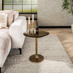 Der Beistelltisch DARI S von KAWOLA bringt stilvolle Eleganz in Ihr Zuhause. Die Tischplatte aus gezogenem Glas begeistert durch ihre sanft gewellte Oberfläche und feine Unregelmäßigkeiten