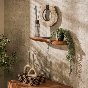 Das KAWOLA Wandregal HUZO 60 cm ist aus Akazienholz gefertigt und mit einem matten