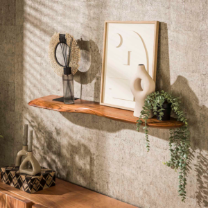 Das KAWOLA Wandregal HUZO 120 cm ist aus Akazienholz gefertigt und mit einem matten