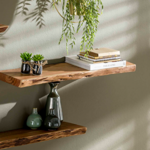 Das KAWOLA Wandregal ERGEA ist ein 90 cm breites Regal aus massivem Akazienholz