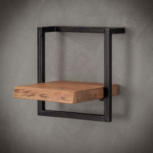 Das KAWOLA Wandregal ERGEA in 30 cm Größe ist eine harmonische Kombination aus Natürlichkeit und industriellem Charme. Es besteht aus einem 26 cm breiten Regal aus massivem Akazienholz