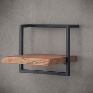 Das KAWOLA Wandregal ERGEA in 40 cm Größe ist eine gelungene Synthese aus natürlicher Wärme und industriellem Chic. Es besteht aus einem 36 cm breiten Regal aus massivem Akazienholz