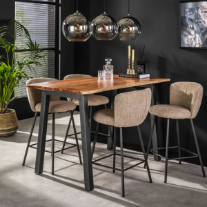 Der Bartisch ERGEA von KAWOLA verbindet natürliche Eleganz mit modernem Industriedesign. Die 25 mm starke Akazienholzplatte besticht durch ihre organische Form