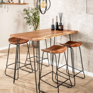 Der Bartisch ERGEA von KAWOLA verbindet natürliche Eleganz mit modernem Industriedesign. Die 25 mm starke Akazienholzplatte besticht durch ihre organische Form