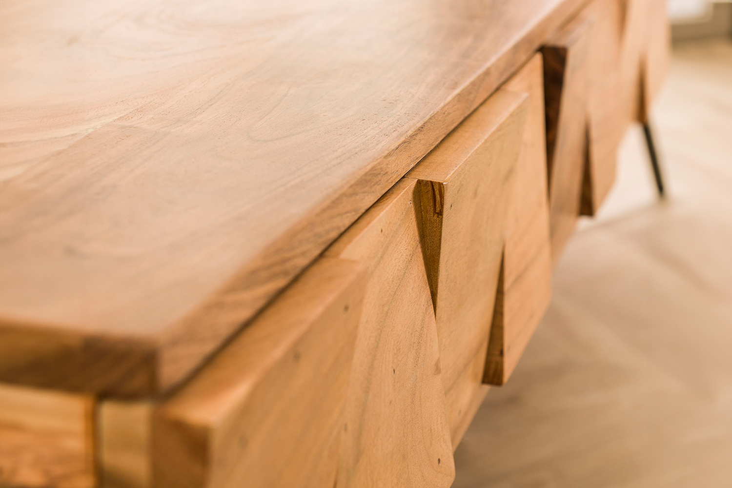 besticht er durch seine charakteristische Maserung