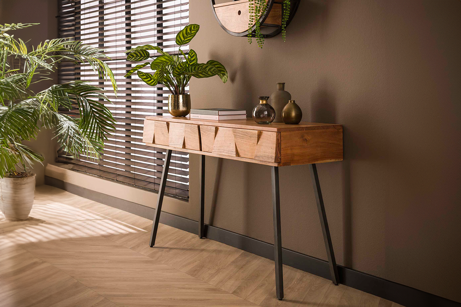 Der Schminktisch ANYL von KAWOLA ist ein Meisterstück natürlicher Ästhetik und robusten Designs. Gefertigt aus massivem Akazienholz