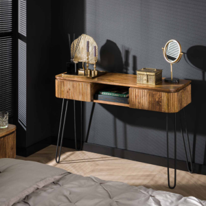 Der Schminktisch/Frisiertisch HEVE von KAWOLA ist ein Meisterwerk des modernen Designs mit einem besonderen Twist. Gefertigt aus hochwertigem Mangoholz und veredelt mit einem warmen