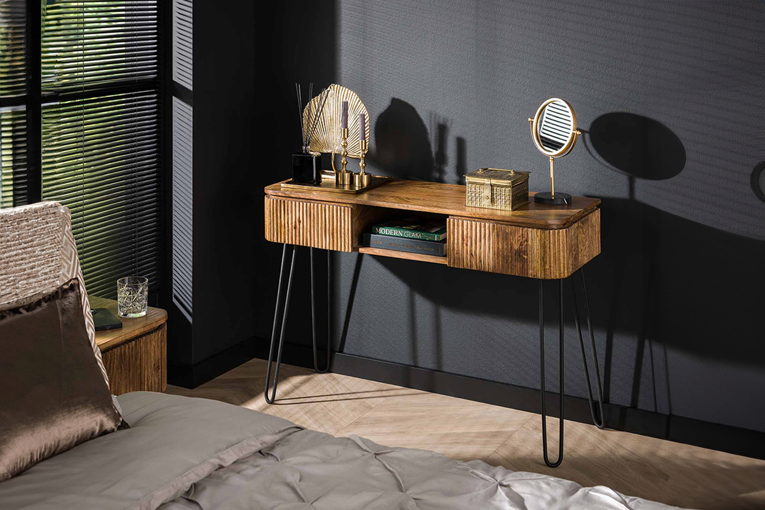 Der Schminktisch/Frisiertisch HEVE von KAWOLA ist ein Meisterwerk des modernen Designs mit einem besonderen Twist. Gefertigt aus hochwertigem Mangoholz und veredelt mit einem warmen