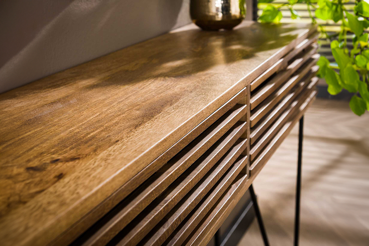 das natürliche Materialien mit anspruchsvoller Ästhetik verbindet. Gefertigt aus hochwertigem Mangoholz mit einer tiefen ...