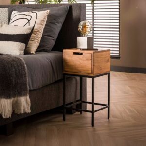 Der Nachttisch FATY von KAWOLA vereint modernes Design mit natürlicher Eleganz. Gefertigt aus hochwertigem Akazienholz mit matt transparenter Lackierung bringt er Wärme und Stil in jedes Schlafzimm...