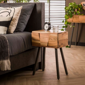 Der Nachttisch ANYL von KAWOLA vereint natürliche Materialien mit modernem Design. Gefertigt aus hochwertigem Akazienholz und veredelt mit einem matt transparenten Lack