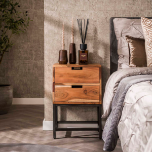 Der Nachttisch FATY von KAWOLA vereint modernes Design mit natürlicher Eleganz. Er ist aus Akazienholz gefertigt und mit einem matten