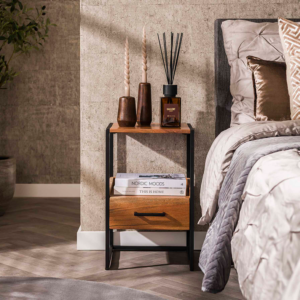 Der Nachttisch SHER von KAWOLA überzeugt mit einem stilvollen Mix aus natürlichem Akazienholz und einem stabilen Metallrahmen. Der matt transparente Lack bringt die individuelle Maserung des Holzes...