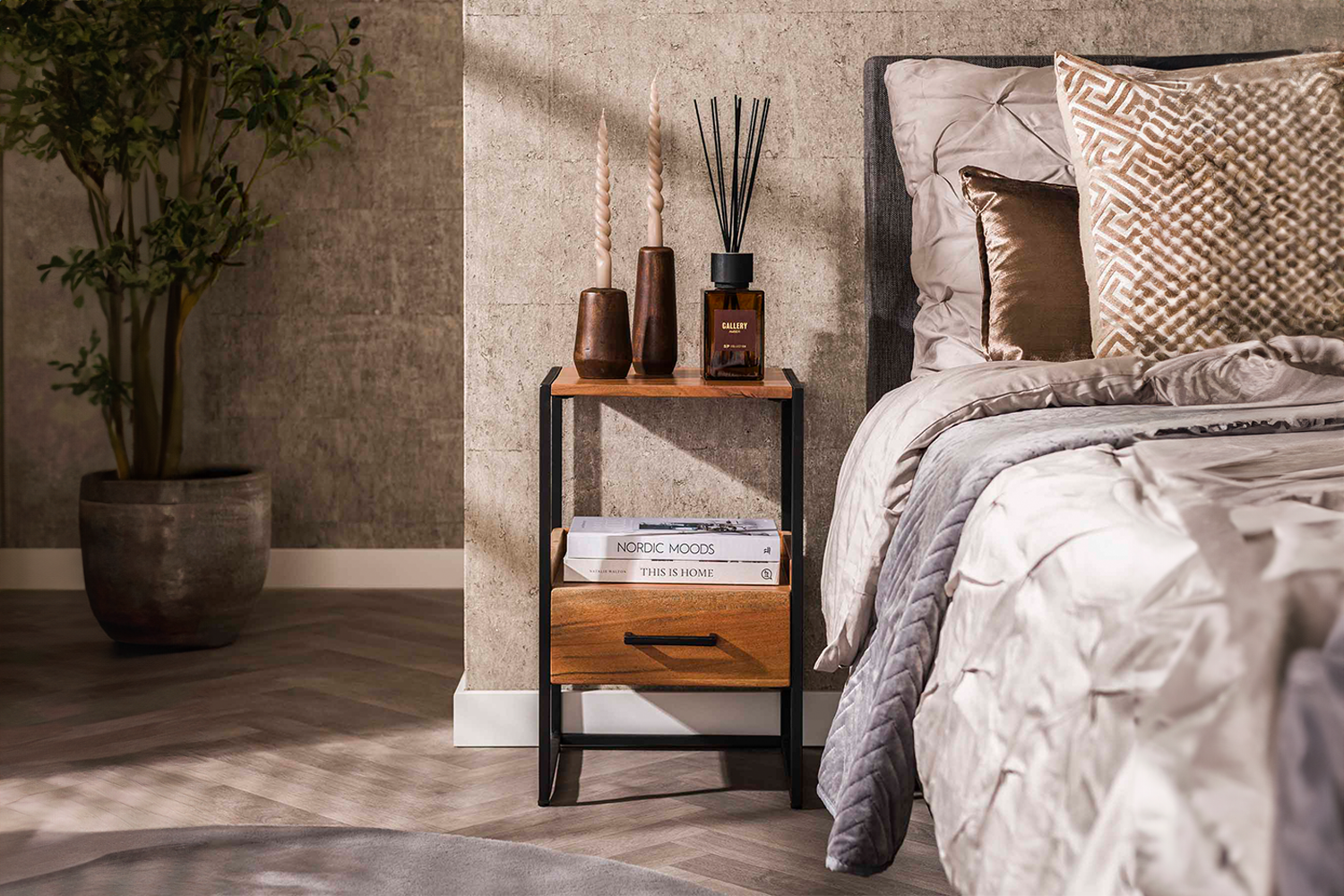 Der Nachttisch SHER von KAWOLA überzeugt mit einem stilvollen Mix aus natürlichem Akazienholz und einem stabilen Metallrahmen. Der matt transparente Lack bringt die individuelle Maserung des Holzes...