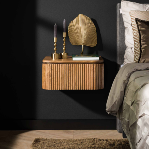 Der KAWOLA Nachttisch HEVE überzeugt mit modernem Design und nachhaltigen Materialien. Gefertigt aus hochwertigem Mangoholz mit sandfarbenem Finish