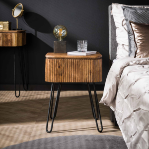 Der KAWOLA Nachttisch HEVE überzeugt mit modernem Design und nachhaltigen Materialien. Gefertigt aus hochwertigem Mangoholz mit sandfarbenem Finish
