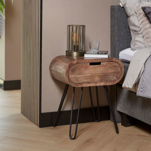 Der KAWOLA Nachttisch BAEL überzeugt mit trendigem Design und hochwertiger Verarbeitung. Gefertigt aus nachhaltigem Mangoholz mit sandfarbenem Finish und kombiniert mit einem schwarzen