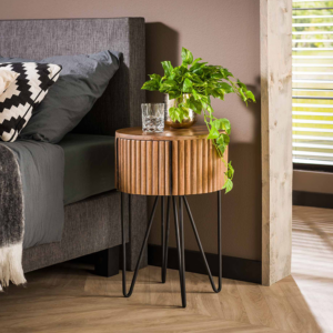 Der KAWOLA Nachttisch SWEAK überzeugt mit natürlicher Ausstrahlung und funktionalem Design. Gefertigt aus hochwertigem Mangoholz mit sandfarbenem Finish und einem Metallrahmen