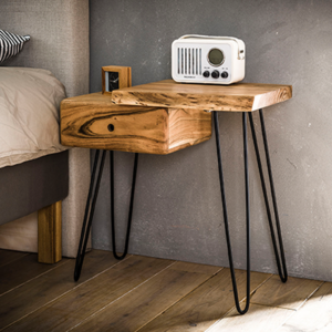 Der KAWOLA Nachttisch ERGEA überzeugt durch modernes Design und natürliche Materialien. Gefertigt aus massivem Akazienholz mit matt transparentem Lack