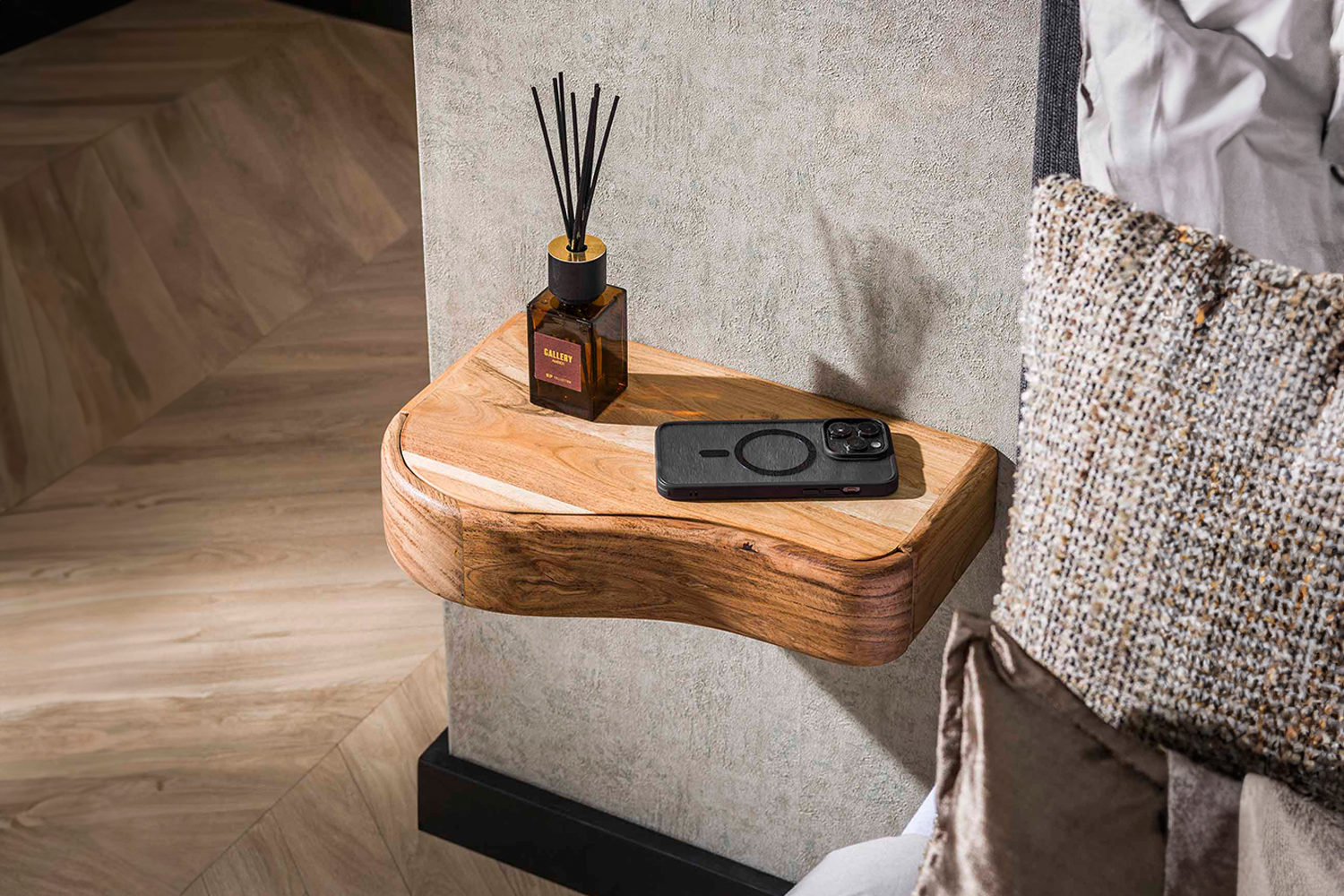 Der Nachttisch HUZO 2-tlg. von KAWOLA bringt Leichtigkeit und Stil in Ihr Schlafzimmer. Gefertigt aus massivem Akazienholz