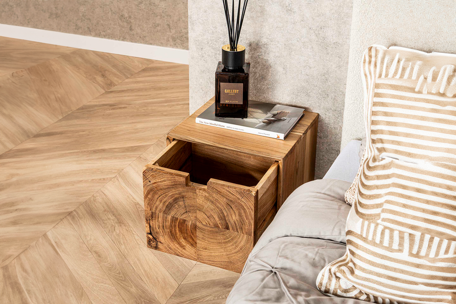 schwebendes Design aus massivem Akazienholz. Der matte