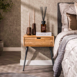 Der KAWOLA Nachttisch TICAR vereint rustikalen Charme mit modernem Stil. Gefertigt aus verwittertem Teakholz