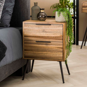 Der KAWOLA Nachttisch TICAR vereint rustikalen Charme mit modernem Stil. Gefertigt aus verwittertem