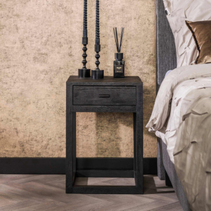 Der KAWOLA Nachttisch GUNAR besticht durch modernes Design und hochwertige Materialien. Gefertigt aus Mangoholz mit schwarzem Finish und umrahmt von einem eleganten Holzrahmen