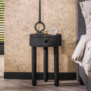 Der KAWOLA Nachttisch RIDA überzeugt mit seinem runden Design und hochwertiger Verarbeitung aus massivem Mangoholz mit schwarzem Finish. Die sanften