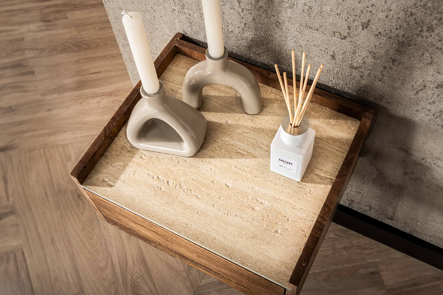 bringt er Wärme und Charakter in Ihr Schlafzimmer. Die edle Keramikplatte in stilvolle...