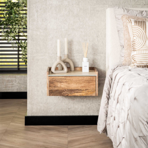 Der KAWOLA Nachttisch NORYN vereint natürlichen Charme mit moderner Eleganz. Gefertigt aus massivem Mangoholz