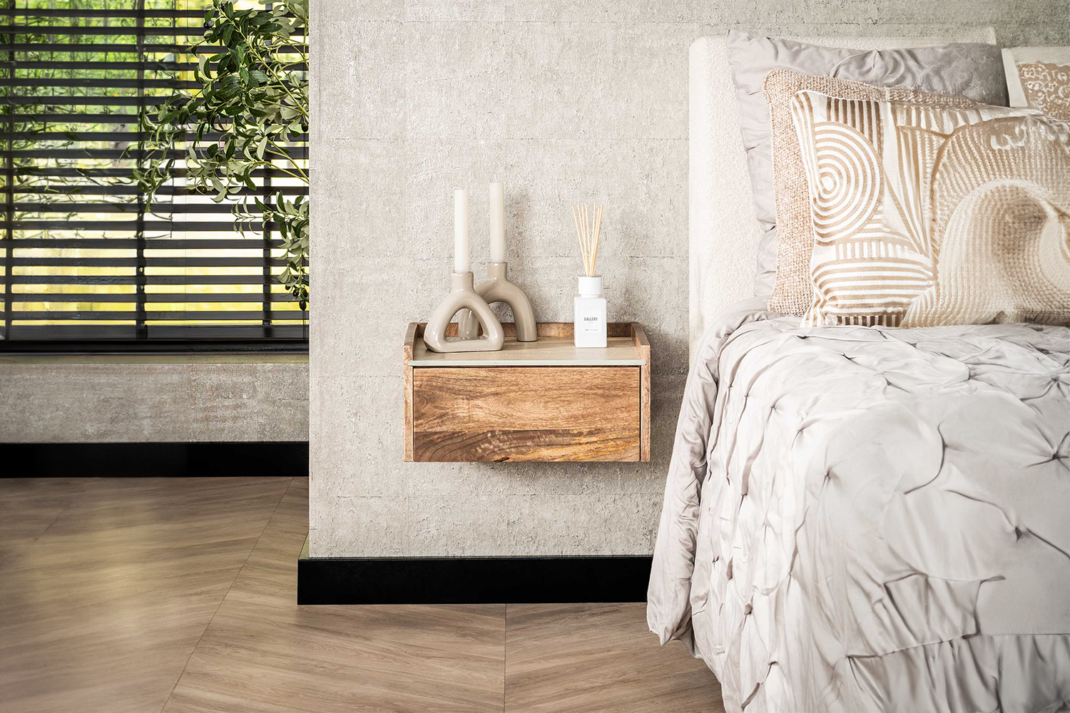 Der KAWOLA Nachttisch NORYN vereint natürlichen Charme mit moderner Eleganz. Gefertigt aus massivem Mangoholz