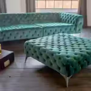 Dieser Hocker aus der NARLA-Reihe der Marke KAWOLA verleiht jedem Raum sofort ein wenig Glamour. Der hochwertige Stoffbezug in Samtoptik in Kombination mit den wunderbar filigranen Metallfüßen verl...